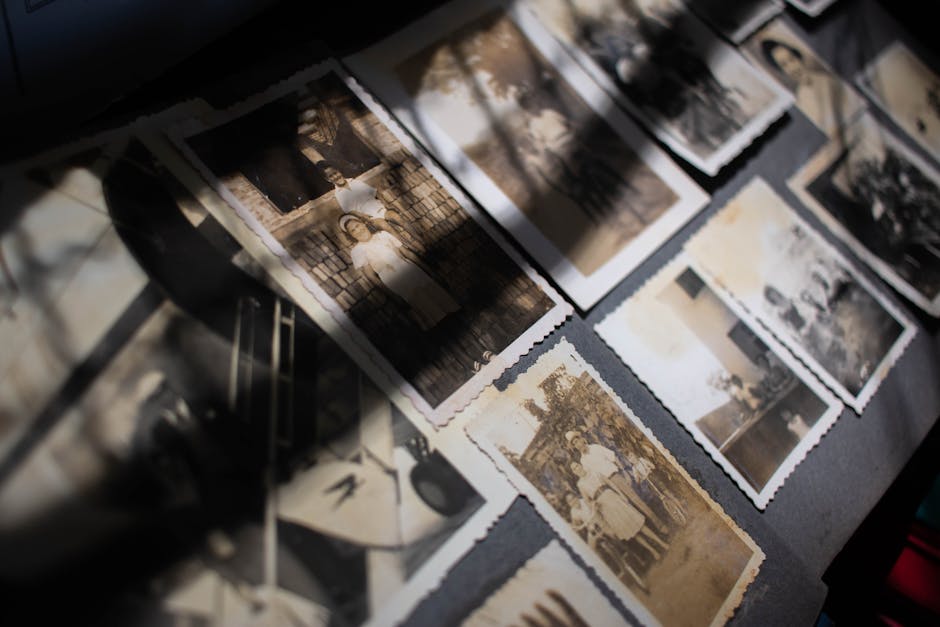 Aufgeschlagenes altes Fotoalbum auf dem Scanner